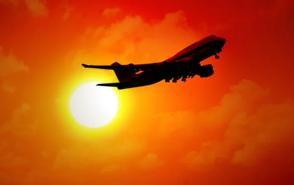 Jet loty w zachód słońca — Zdjęcie stockowe