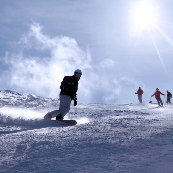 Station de ski Italie, homme snowboard — Photo