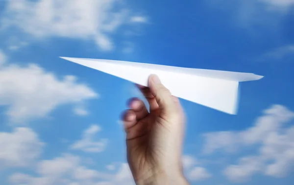 Werfen eines Papierflugzeugs.., Bewegungsunschärfe — Stockfoto