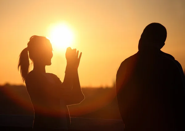 Пара спостерігаючи захід сонця — стокове фото