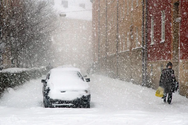 吹雪の中を歩く女性 — ストック写真