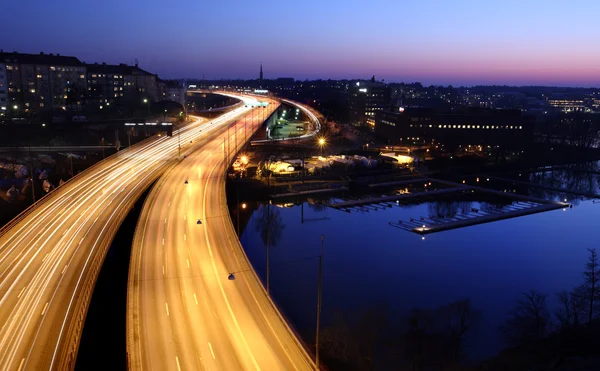 Carros à noite com borrão de movimento. Cidade de Estocolmo — Fotografia de Stock