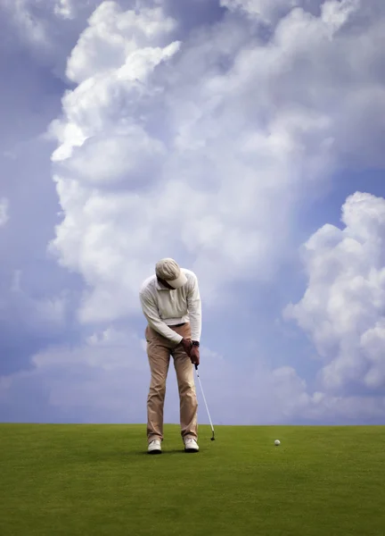 Muž hrající golf. — Stock fotografie