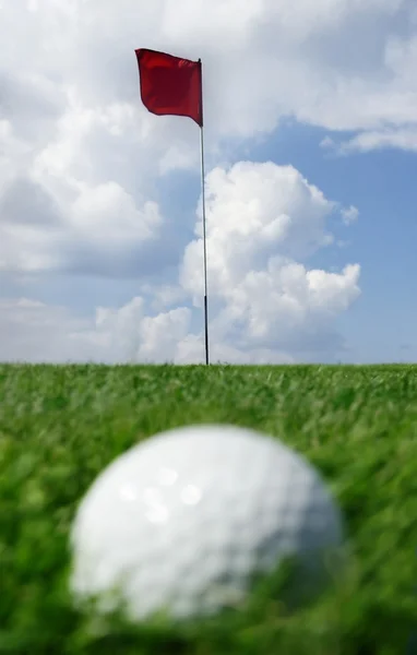 Гольф мяч и флаг — стоковое фото