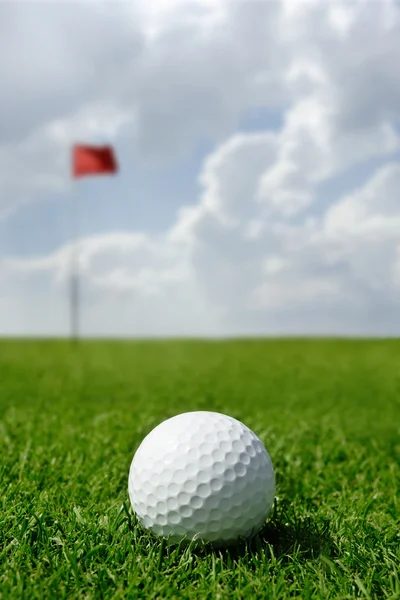 Piłeczki do golfa i flaga — Zdjęcie stockowe