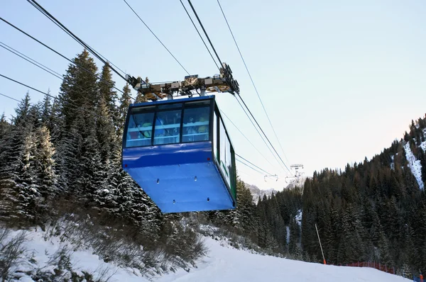 Skiliften in de bergen — Stockfoto
