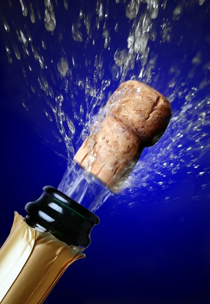 Gros plan de bouchon de champagne éclatant — Photo