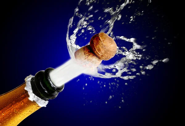 Nahaufnahme von Champagnerkorken knallen — Stockfoto