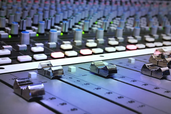 Console de mixage studio d'enregistrement — Photo