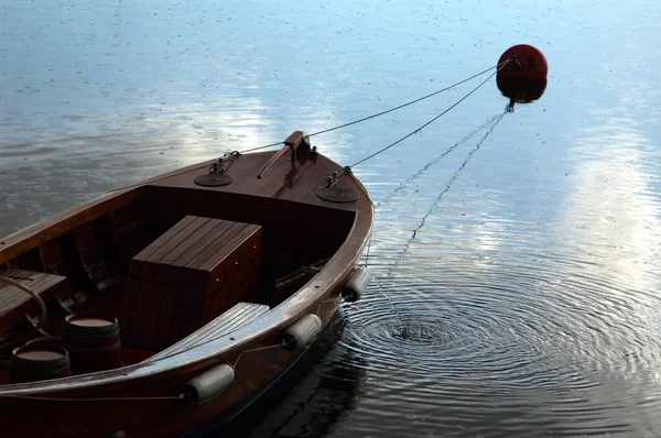 Sam wioślarstwo łódź — Zdjęcie stockowe