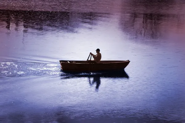 A man in his rowing boat — Stock Photo, Image