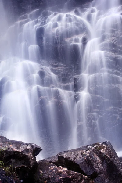 长时间曝光拍摄的瀑布 — 图库照片