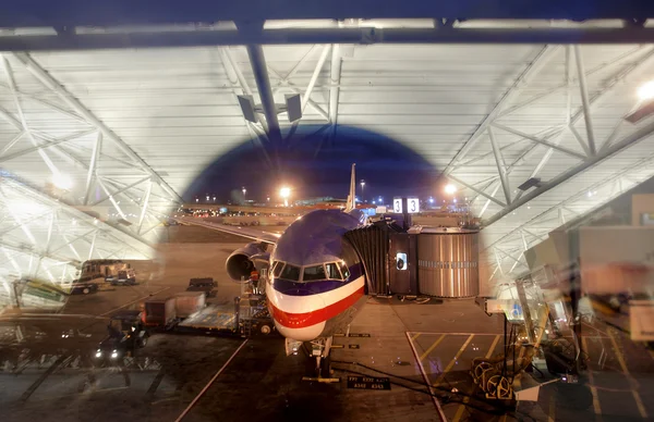 Passagiers vliegtuig door een raam — Stockfoto