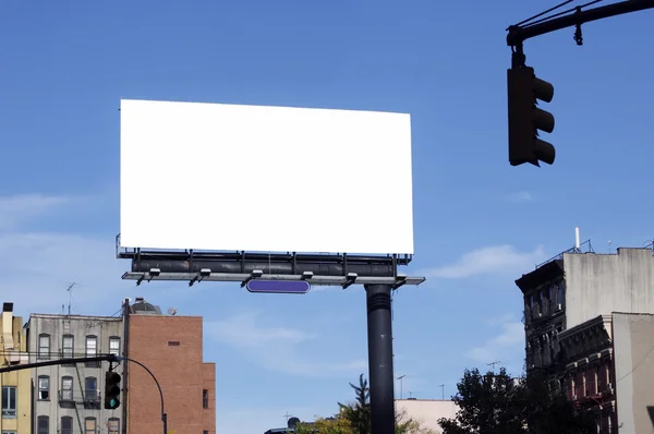Puste billboard przeciw błękitne niebo, umieścić swój własny tekst tutaj — Zdjęcie stockowe