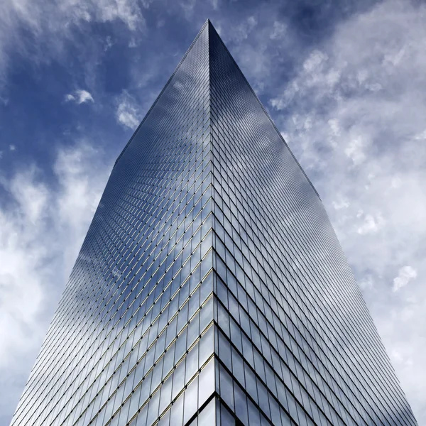 Felhő tükrözi, az épület — Stock Fotó