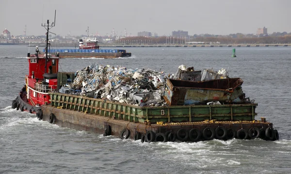 Schlepper führt einen Müll in New York City New York USA — Stockfoto