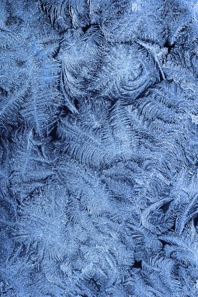 Wzory mrozów na szkle okiennym zimą — Zdjęcie stockowe