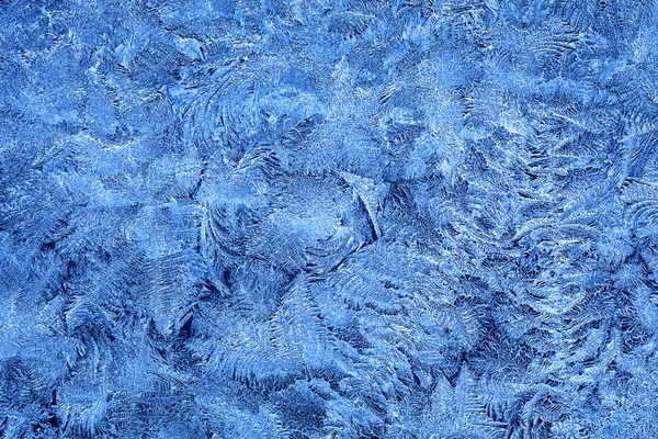 Frost patterns on window glass in winter — Stock Photo, Image