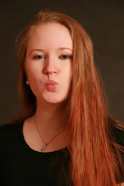Retrato de uma jovem com cabelo muito longo — Fotografia de Stock
