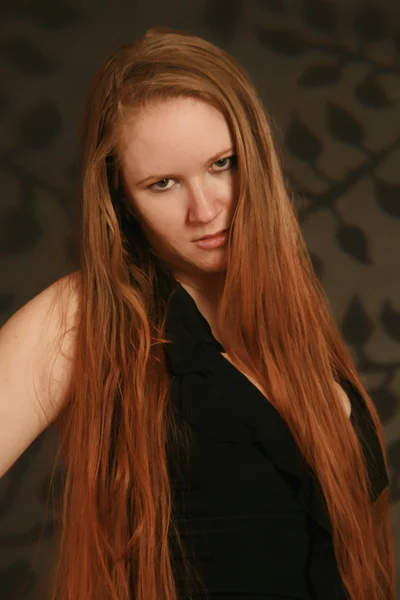 Портрет молодой девушки с очень длинными волосами — стоковое фото