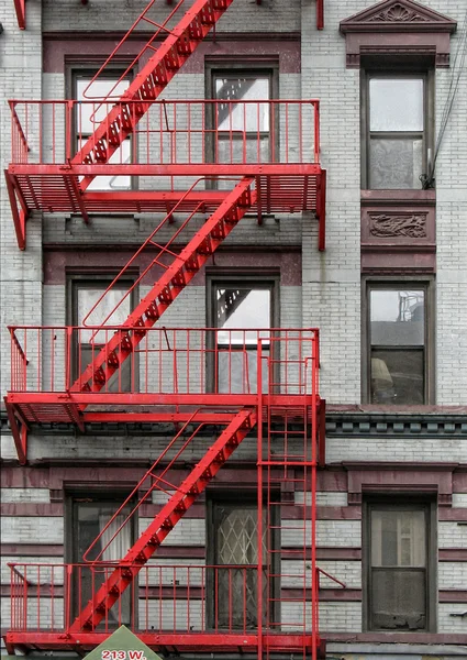 Kırmızı yangın merdiveni — Stok fotoğraf