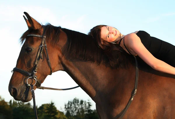 Mladá dívka na svém koni — Stock fotografie