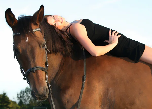 Chica joven en su caballo —  Fotos de Stock