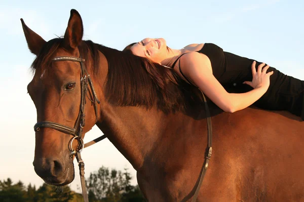 Rapariga em seu cavalo — Fotografia de Stock