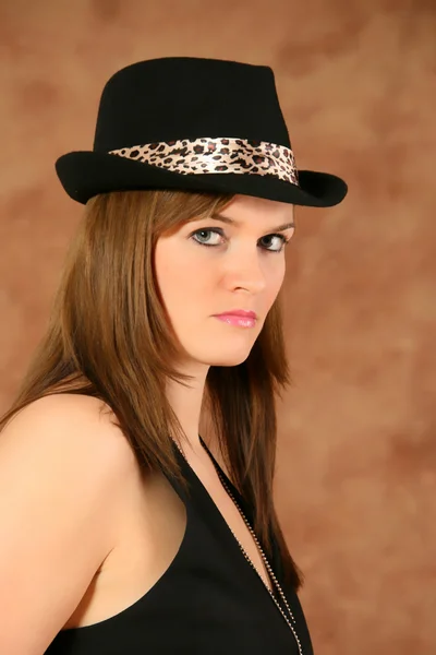 Jong meisje met hoed — Stockfoto
