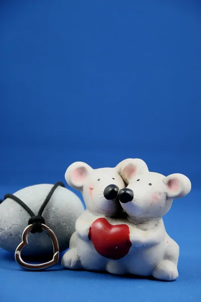 Серцевий кулон - вусик з милими мишами — стокове фото