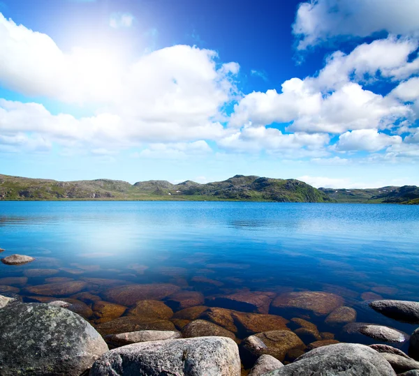 Blue lake idill onder bewolkte hemel — Stockfoto