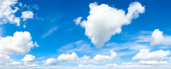 Molnlandskap. blå himmel och vita moln. — Stockfoto
