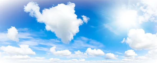 Cloudscape. modrá obloha a bílý oblak. — Stock fotografie