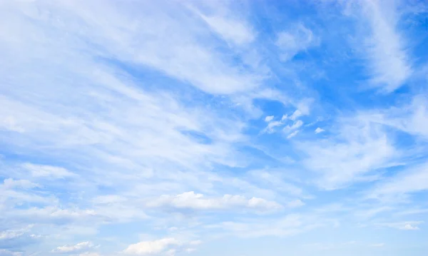 Paysage nuageux. Ciel bleu et nuage blanc . — Photo