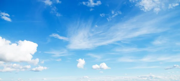 Cennet. Mavi gökyüzü ve beyaz bulut. — Stok fotoğraf