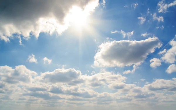 Облачный пейзаж. Синее небо и белое облако . — стоковое фото