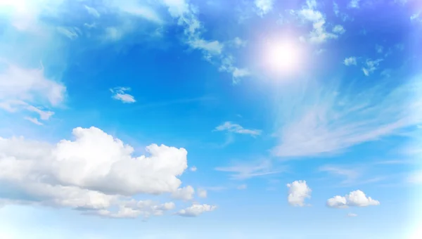 Cloudscape. modrá obloha a bílý oblak. — Stock fotografie