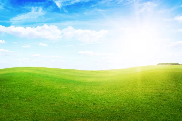 Gün ortasında güneş mavi gökyüzünün altında yeşil çim tepeler. Telifsiz Stok Fotoğraflar