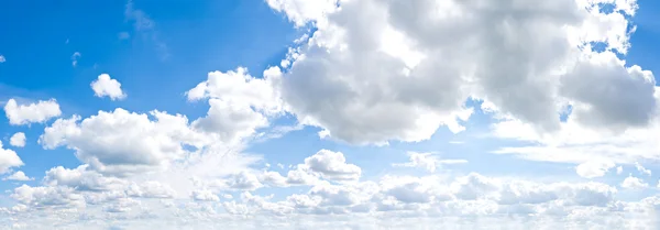 Molnlandskap. blå himmel och vita moln. — Stockfoto