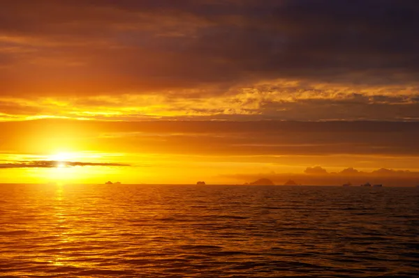 Golden sunset in antarctic sea. — Stock Photo, Image
