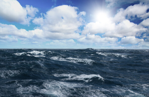 Штормовое море с белыми лошадьми на волнах
