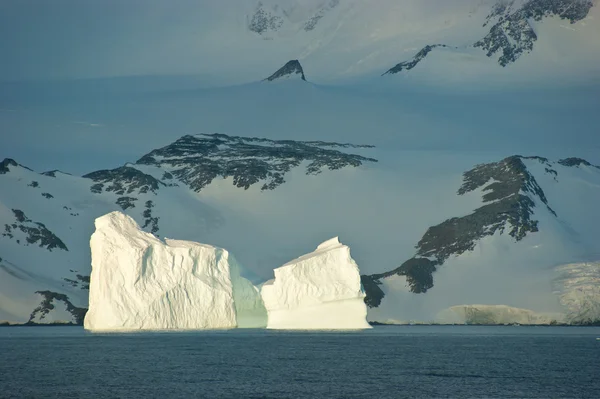 Ilha de gelo antártico — Fotografia de Stock