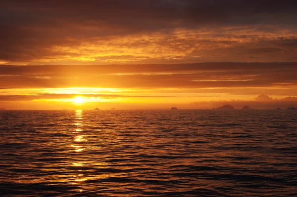 Mare dorato tramonto idillio — Foto Stock