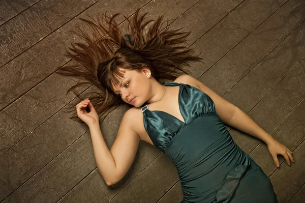 Девушка Лежит Деревянном Полу Дикими Волосами — стоковое фото