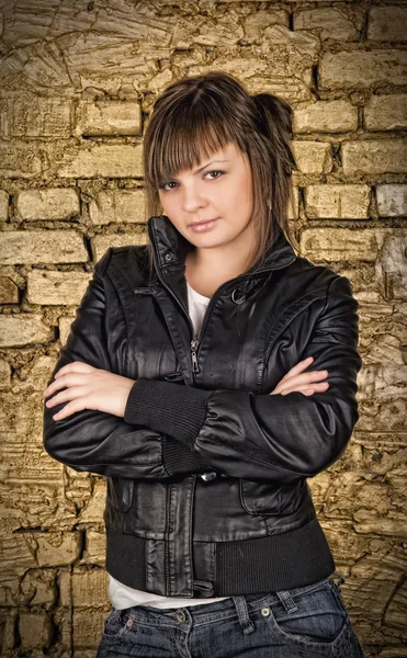 壁に革のジャケットで若い女の子 — ストック写真