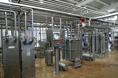 sıcaklık kontrol vanaları ve süt üretim fabrikasında boruları