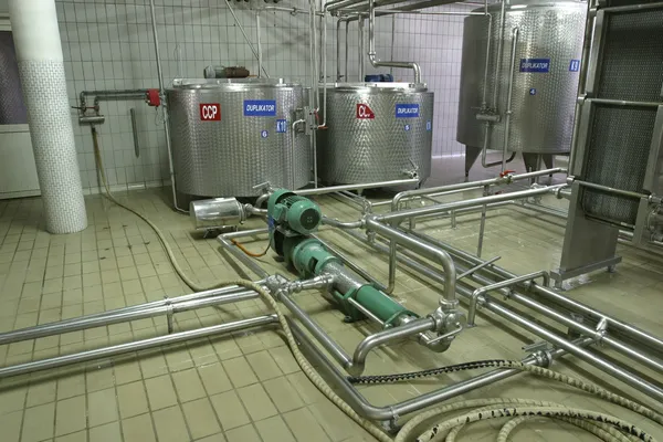 Kontrollerad temperatur tryck tankar och ventiler i fabrik — Stockfoto
