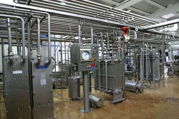 Temperatuur controle kleppen en buizen in zuivelproductie fabriek — Stockfoto