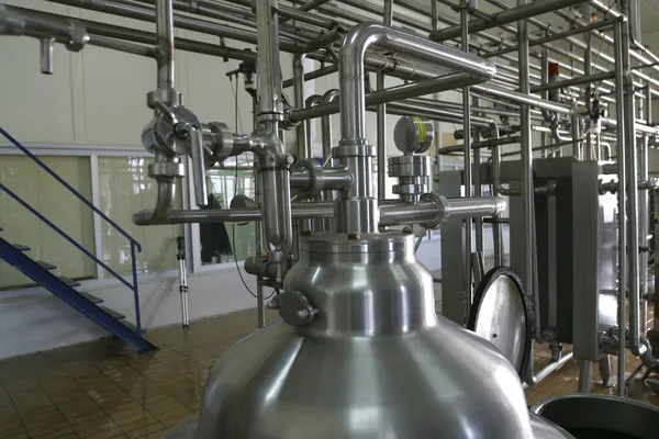 Pijpen kleppen en Membraanreservoir in fabriek — Stockfoto