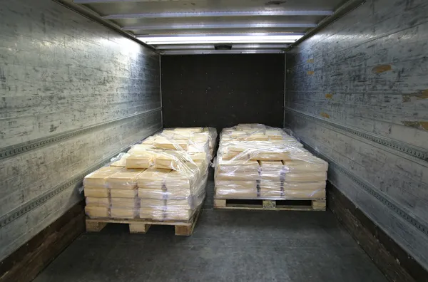 A raklapok, hátul-ból teherautó előállított sajt — Stock Fotó